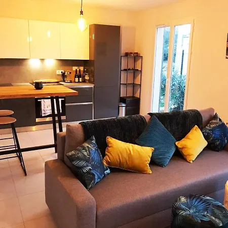 Maison Jasmin, Modern, Air-conditioned 2-bed With Lovely Terrace & Communal Pool בית נופש *