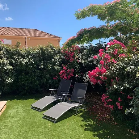 בית נופש Maison Jasmin, Modern, Air-conditioned 2-bed With Lovely Terrace & Communal Pool Le Plan-de-la-Tour