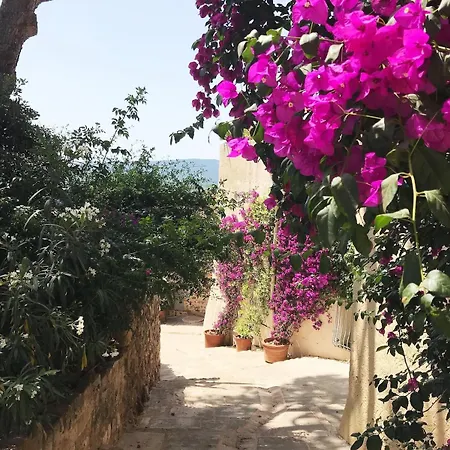 Maison Jasmin, Modern, Air-conditioned 2-bed With Lovely Terrace & Communal Pool בית נופש